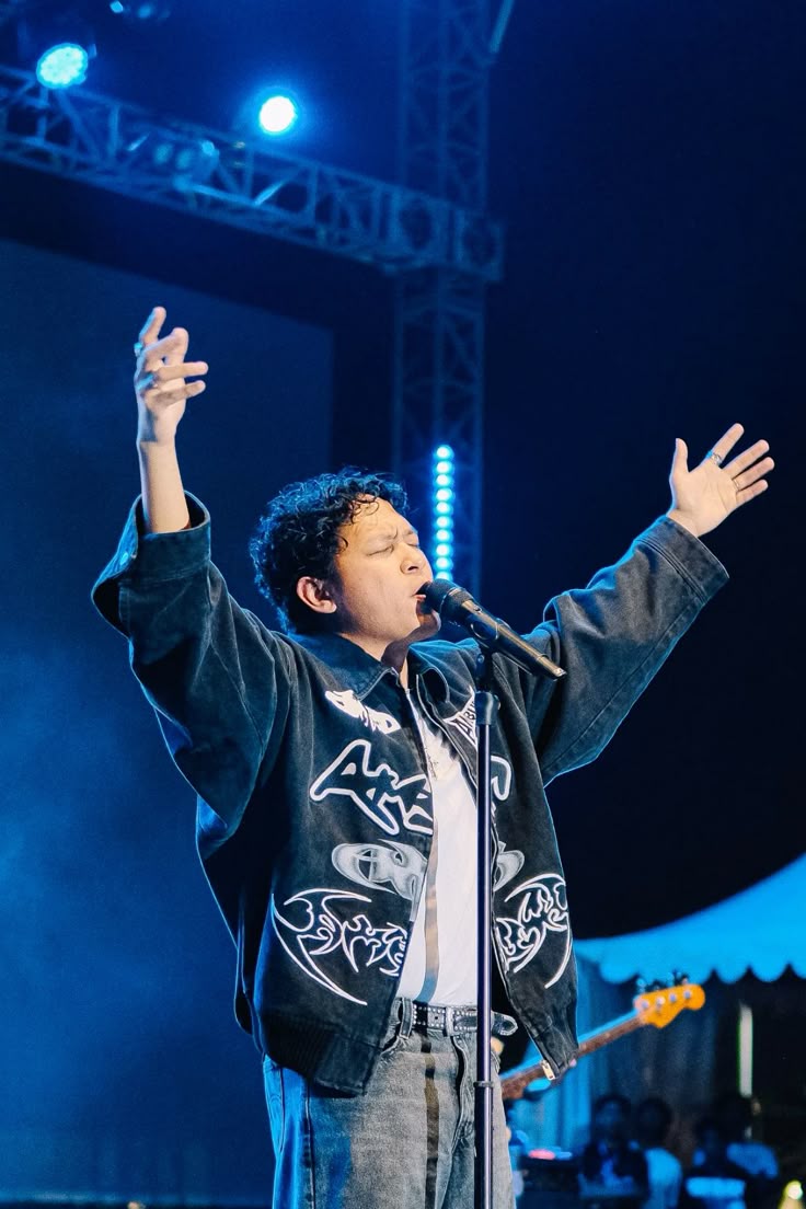 Era Menari Dengan Bayangan